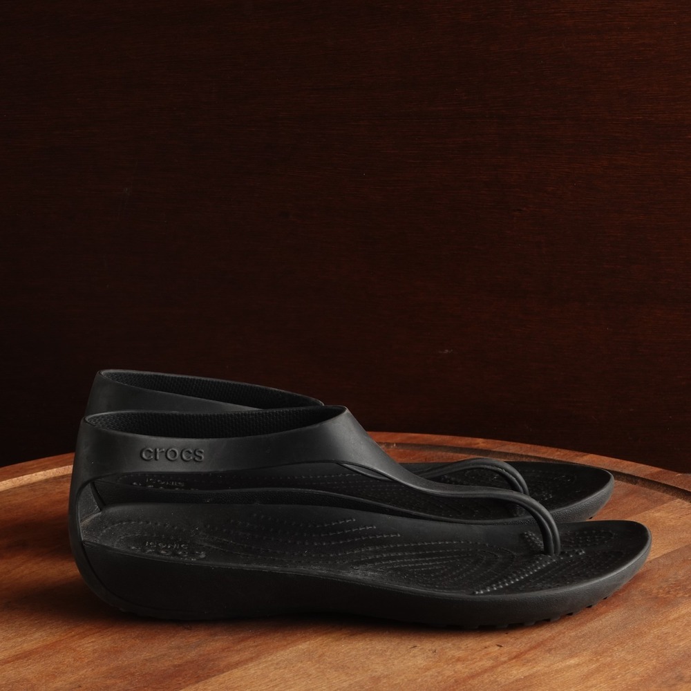 Crocs Sandal WMS SZ 9 BLK Serena Thong Waterproof Lightweight Pool Beach Shoes